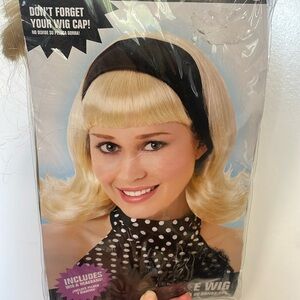 New in package Sandra Lee wig. Comes with headband.